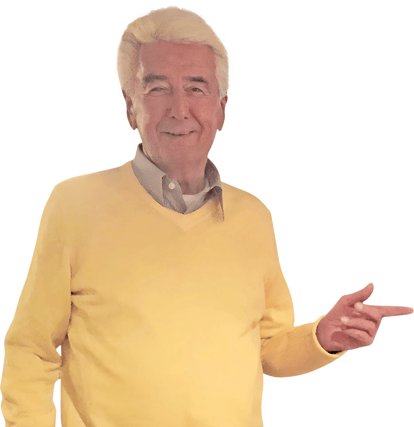 Ein älterer Mann mit weißem Haar, der einen hellgelben Pullover mit V-Ausschnitt über einem Hemd mit Kragen trägt, lächelt und gestikuliert mit der Hand nach rechts, als würde er Sie einladen, das Möbelhaus zu erkunden. Der Hintergrund ist transparent.