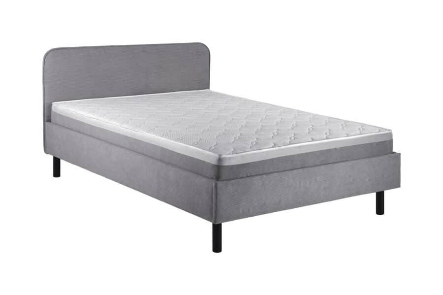 Ein einzelnes 8802 Boxspringbett Eutin 140x200 mit minimalistischem Design mit einem grau gepolsterten Kopfteil und Bettrahmen, wie man ihn in einem Top-Möbelhaus erwarten würde. Die Matratze hat eine weiß gesteppte Oberseite und das Bett wird von vier schwarzen Metallbeinen getragen. Der Gesamtstil ist modern und einfach, perfekt für jedes moderne Schlafzimmer oder jede Küche.