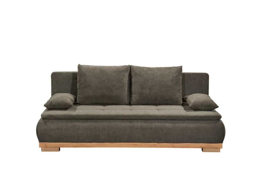 Ein dunkelgrau gepolstertes 8376 Margalo Schlafsofa mit zwei quadratischen Rückenkissen und zwei zylindrischen Nackenrollen an den Armlehnen. Das Sofa, erhältlich bei Möbelhaus Sigmaringen, verfügt über einen Holzsockel und steht vor einem schlichten weißen Hintergrund.