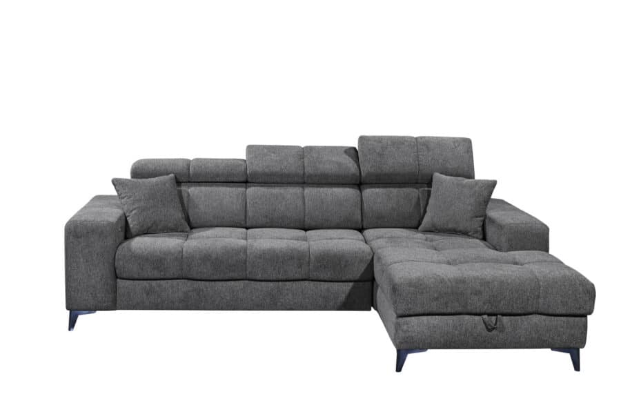 Ein modernes graues Sofa mit getufteten Kissen und zwei passenden Zierkissen auf weißem Hintergrund, das jede Küche perfekt ergänzt. Die Polstergruppe 8796 Sydney 2 verfügt über eine angebaute Chaiselongue auf der rechten Seite und kurze, abgewinkelte Beine, die das Möbelstück leicht vom Boden abheben.