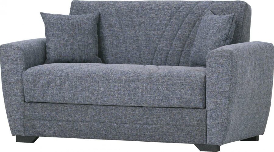 Ein kompaktes 7796 Alanya Sofa 2-sitzig von einem Möbelhaus in Sigmaringen, komplett mit zwei passenden quadratischen Kissen. Das Sofa hat ein modernes Design mit klaren Linien und leicht abgewinkelten Armlehnen. Der Stoff hat eine subtile Textur und es steht auf kurzen, schwarzen Holzbeinen.