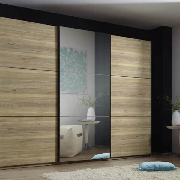 Schwebentürenschrank 3-trg., Dekorfolie/Spiegel, Farbe: Mauvella Oak, BHT ca.270x210x60cm, Inneneinteilung: 2 Mittelseite/je Fach 1 Boden und 1 Kleiderstange Hinweis Maßangaben Alle genannten Maßangaben sind Circa-Maße