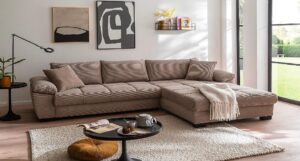 2AL/Bett/BK-MaxiRC variabel in Bezug Beverly 8202 stone (PG5), Polsterung aus Hochwertpolyschaum, Wellenunterfederung, Bettfunktion mit Bettkasten, Komfortsteppung, Blockfüße matt schwarz, Rücken echt, einmalig seitenverkehrt montierbar, 3 Rücken- und 2 Armlehnkissen, Sitzhöhe 44,5cm, Sitztiefe 62/165cm, Liegefläche 256/130cm, Stellfläche 323/211cm, Abbildung abweichendHinweis Maßangaben
Alle genannten Maßangaben sind Circa-Maße
Sondertext EK
Abb. Bezug abweichend
Sondertext VK
Abb. Bezug abweichend