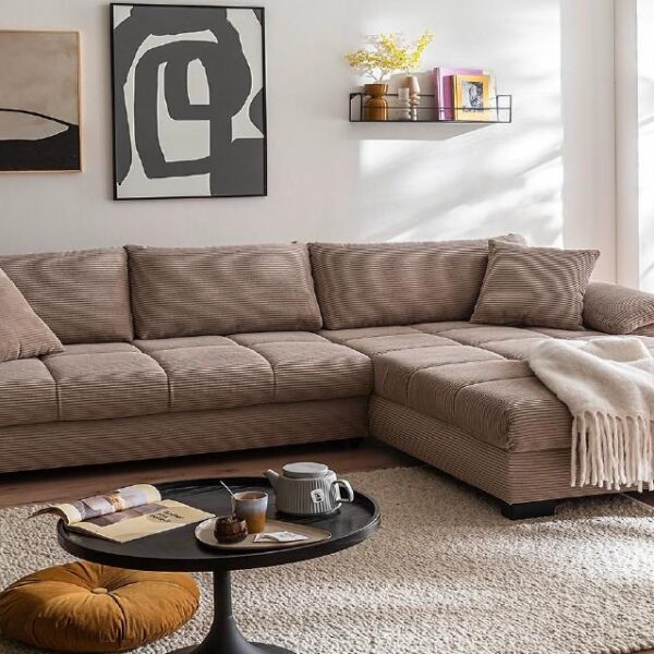 2AL/Bett/BK-MaxiRC variabel in Bezug Beverly 8202 stone (PG5), Polsterung aus Hochwertpolyschaum, Wellenunterfederung, Bettfunktion mit Bettkasten, Komfortsteppung, Blockfüße matt schwarz, Rücken echt, einmalig seitenverkehrt montierbar, 3 Rücken- und 2 Armlehnkissen, Sitzhöhe 44,5cm, Sitztiefe 62/165cm, Liegefläche 256/130cm, Stellfläche 323/211cm, Abbildung abweichend Hinweis Maßangaben Alle genannten Maßangaben sind Circa-Maße Sondertext EK Abb. Bezug abweichend Sondertext VK Abb. Bezug abweichend