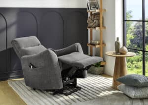 Bezug Webstoff grau, Nosag und Federkern-Polsterung, elektrische Aufstehhilfe, Fuß Metall schwarz, Sitzhöhe 49cm, Sitzbreite 48cm, Sitztiefe 53cm, BHT 80/103/89cm, max. Belastbarkeit 110kgHinweis Maßangaben
Alle genannten Maßangaben sind Circa-Maße