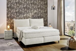 Liegefläche 180x200cm, Grundlage Box mit Bonell-Federkernpolsterung, darauf liegt je eine 7-Zonen Tonnen-Taschenfederkern-Matratzen H3 und H4 im Tandembezug , Abschluss ist ein 6cm Kaltschaumtopper, Dessin 432/07 Flachgewebe beige - 100% Polyester, Topperbezug 30° waschbar, Füße Metall schwarz, BHT 210/113/230cm, Liegehöhe ca. 66cm, max. Belastbarkeit 120/140kgHinweis Maßangaben Alle genannten Maßangaben sind Circa-Maße