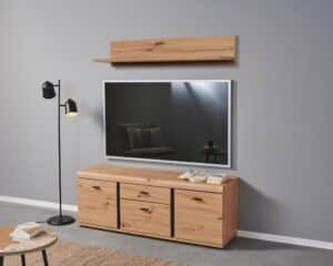 in -R8 Artisan Eiche Nachbildung, Absetzung Schwarz, bestehend aus Lowboard mit 2 Türen, 1 Klappe, 1 Schubkasten, 2 Konstruktionsböden, BHT 150/55/42cm, Wandboard mit 1 Ablagemöglichkeit, BHT 150/24/22cm