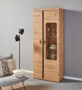 in -R8 Artisan Eiche Nachbildung, Absetzung Schwarz, Vitrine 2 inklusive Beleuchtung, 1 Tür, 1 Tür mit Teilverglasung, 4 Einlegeöden verstellbar, 2 Glasböden, 3 Konstruktionsböden,