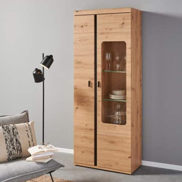 in -R8 Artisan Eiche Nachbildung, Absetzung Schwarz, Vitrine 2 inklusive Beleuchtung, 1 Tür, 1 Tür mit Teilverglasung, 4 Einlegeöden verstellbar, 2 Glasböden, 3 Konstruktionsböden,