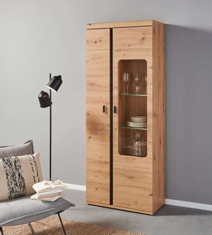 in -R8 Artisan Eiche Nachbildung, Absetzung Schwarz, Vitrine 2 inklusive Beleuchtung, 1 Tür, 1 Tür mit Teilverglasung, 4 Einlegeöden verstellbar, 2 Glasböden, 3 Konstruktionsböden,