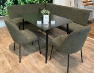 bestehend aus- 2 Stühlen in Webstoff grün, Metallgestell schwarz, Sitzhöhe 50cm, Sitztiefe 44cm, Sitzbreite 48cm, BHT 50/86/59cm
- Tisch in Dekor Keramik schwarz, Plattenstärke 10mm, Metallgestell schwarz, LBH 120/80/75cm
- Eckbank in Webstoff grün, Metallgestell schwarz, Sitzhöhe 51cm, Sitzbreite 144x138cm, Sitztiefe 47cm
Schenkelmaß 162/204cm
Hinweis Maßangaben
Alle genannten Maßangaben sind Circa-Maße