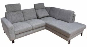 (2AL/60/KURZ/li-2HO/60/KURZ/re) Beverly 8213 greyBezug in grau, Polsterung mit NovaSpring-Federkern auf dauerelastischer Wellenunterfederung, Armlehne Typ 5, Metallfuß TYP 3 matt-schwarz, Sitz- und Rücken TYP 1 - GLATT mit Kappnähten, Schenkelmaß ca. 232x190 cm, auch seitenverkehrt erhältlich
Hinweis Maßangaben
Alle genannten Maßangaben sind Circa-Maße