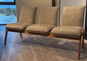 Gestell Wildeiche massiv geölt, Stoff Crush 7704 Licht grau, Luxus-Komfortsitz, ca. 160x85x67 cmHinweis Maßangaben
Alle genannten Maßangaben sind Circa-Maße