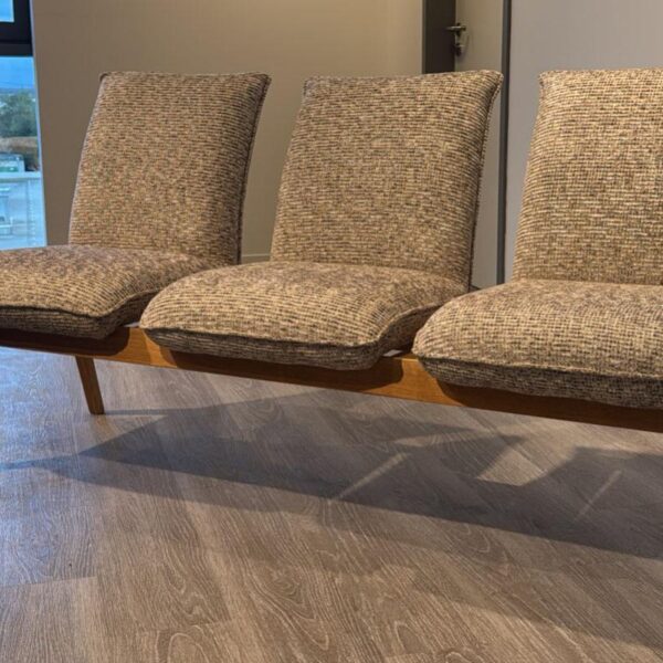 Gestell Wildeiche massiv geölt, Stoff Crush 7704 Licht grau, Luxus-Komfortsitz, ca. 160x85x67 cm Hinweis Maßangaben Alle genannten Maßangaben sind Circa-Maße