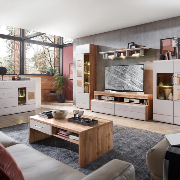 -Front Kaschmir matt MDF/Absetzung Hirnholz Nachbildung, Korpus Eiche Altholz Nachbildung, Softclose mit Selbsteinzug, Metallgriff Chrom matt, bestehend aus Typen 02 Vitrine inklusive LED-Beleuchtung, BHT 60/208/37cm, -06 Vitrine inklusive LED-Beleuchtung, BHT 80/141/37cm, -31 TV-Unterteil, BHT 170/60/52cm und -40 Wandboard BHT 150/27/22cm, Stellfläche BHT 340/208/52cm Hinweis Maßangaben Alle genannten Maßangaben sind Circa-Maße