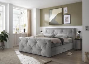 Bezug Tresor 05 silver, Box Benellfederkern, Tonnentaschenfederkern-Matratze H2, 2 Bettkästen, HR 30 Topper (4cm), Liegefläche 160x200cm, Liegehöhe 58cm, BHT 204/115/230cmHinweis Maßangaben
Alle genannten Maßangaben sind Circa-Maße