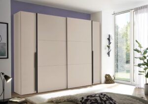 Korpus/Front Dekorfolie, Farbe Kaschmir, 2 Schwebe-/ 2-Drehtüren (außen), Inneneinteilung: 3 Mittelseiten / links und rechts je 4 Böden / Mitte je 1 Bodenund1 Kleiderstange, B/H/T 267x205x57 cm