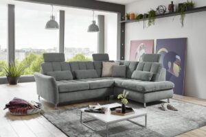 Stoff Famosa (SG 2), Ozean, Rücken echt, Federkern, Metallfuß chrom, Sitzhöhe 47cm, bestehend aus:2,5AL - Sofa 2,5-sitzig, inklusive Liegearmlehne links, inklusive Querschläfer-Funktion (LF 182x143cm), Sitztiefenverstellung inklusive, inklusive Kopfstütze , BHT ca.146/87/116 cm
1XKOKPR - 1-Sitzer-Kombielement Piccolo rechts mit Anstellhocker, inklusiver aufklappbarer Bettkasten, inklusive 2x Kopfstütze, BHT ca. 96/87/210 cm
Stellmaß ca. 242x210 cm
Hinweis Maßangaben
Alle genannten Maßangaben sind Circa-Maße