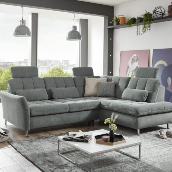 Stoff Famosa (SG 2), Ozean, Rücken echt, Federkern, Metallfuß chrom, Sitzhöhe 47cm, bestehend aus: 2,5AL - Sofa 2,5-sitzig, inklusive Liegearmlehne links, inklusive Querschläfer-Funktion (LF 182x143cm), Sitztiefenverstellung inklusive, inklusive Kopfstütze , BHT ca.146/87/116 cm 1XKOKPR - 1-Sitzer-Kombielement Piccolo rechts mit Anstellhocker, inklusiver aufklappbarer Bettkasten, inklusive 2x Kopfstütze, BHT ca. 96/87/210 cm Stellmaß ca. 242x210 cm Hinweis Maßangaben Alle genannten Maßangaben sind Circa-Maße